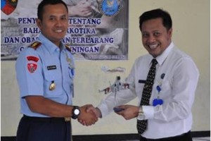Danlanud Letkol (PSK) Dili Setiawan, M.Si (Han) saat memberikan cindera mata kepada Kepala BNN Kuningan, Guruh Irawan Zulkarnaen, S.STP seusai kegiatan berlangsung.